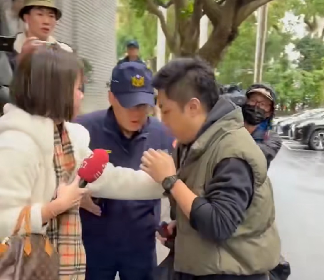 三立女記者魏汶萱（左）替其男友、徐巧芯助理謝克洋（右）解圍。圖/取自民進黨立法院黨團threads
