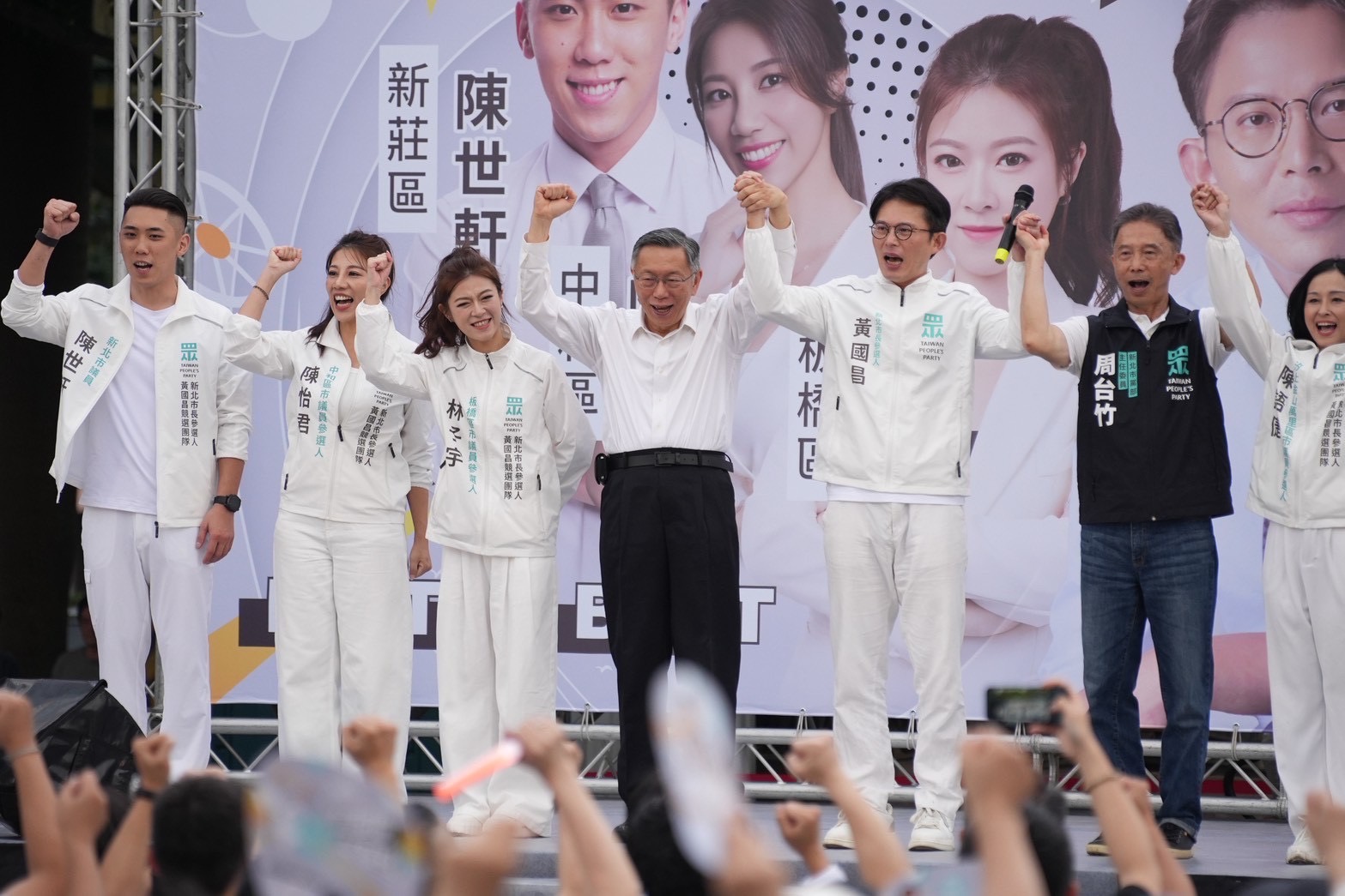 前民眾黨主席柯文哲(左四)11日赴三重替民眾黨主席黃國昌(左五)站台。圖/民眾黨提供