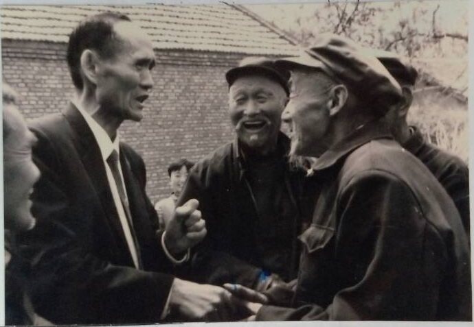 第一次返鄉探親時，高秉涵與爺爺相見不相識的畫面。圖/高秉涵提供