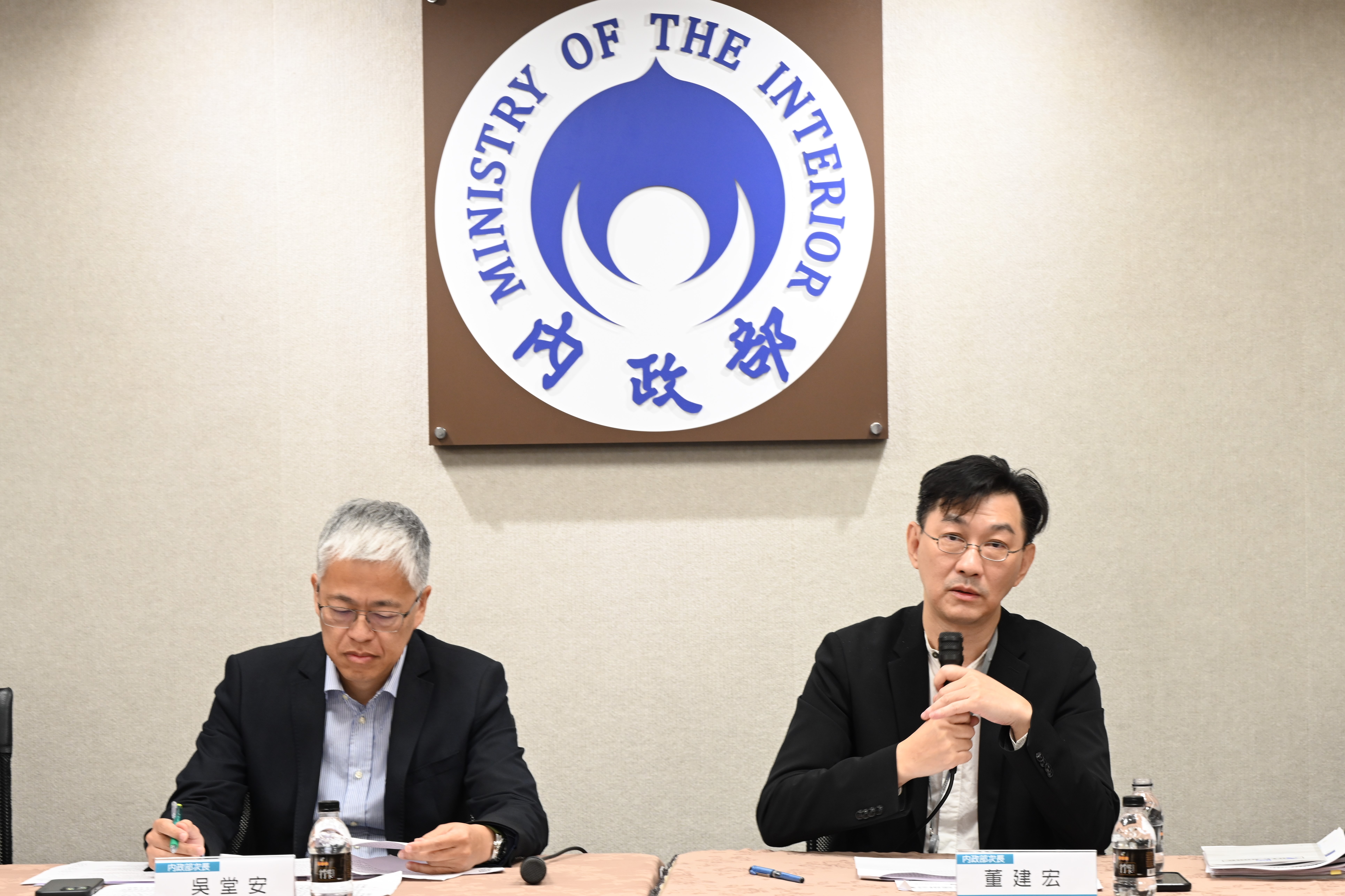 高房價成為年輕世代不婚不生的主因，內政部日前召開記者會，宣布8年百萬租屋家庭支持計畫，融入「2050淨零碳排」先進趨勢，期待能實現「居住正義」。圖/取自內政部