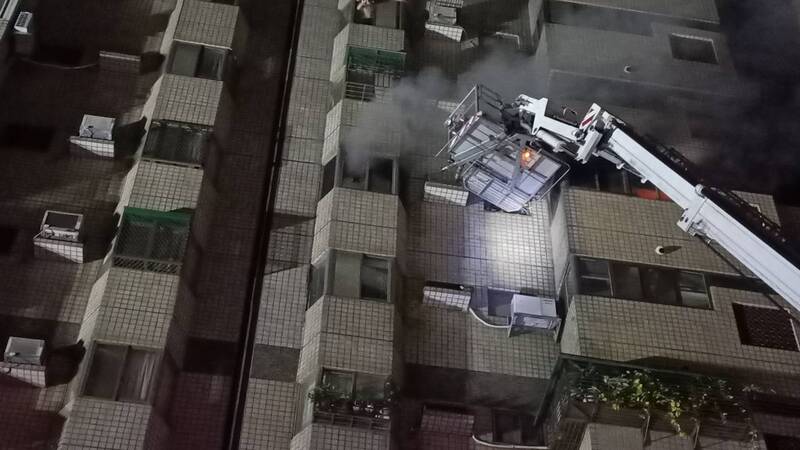台中一處社區大樓凌晨驚傳火警，受困的父女2人救出時已失去生命徵象。圖/中央社