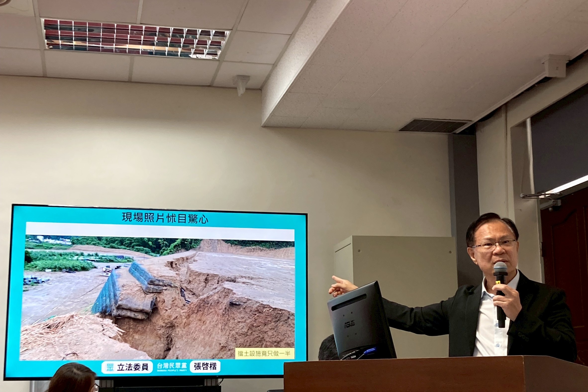 民眾黨立委張啓楷23日質詢表示，高雄大樹區剷掉山頭蓋光電板，現場令人觸目驚心。圖/張啓楷辦公室提供