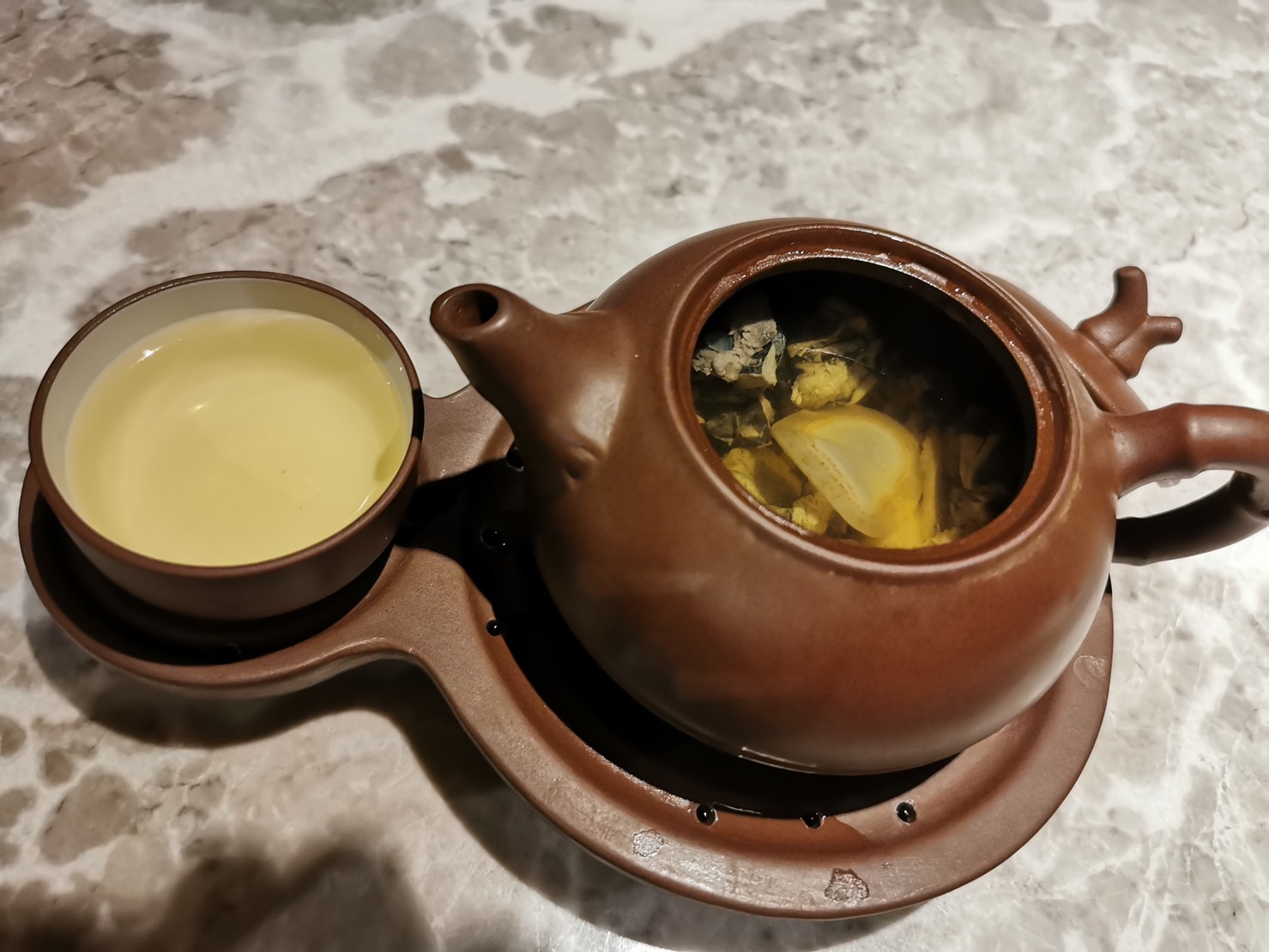 輔以人參、白朮、茯苓、甘草熬煮的四君子乳鴿湯。圖/ 中新社記者 招嘉虹攝