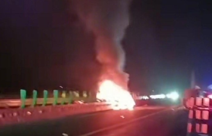 小米SU7撞擊護欄後車輛起火，車體如同一團火球。圖/取自每日經濟新聞微博