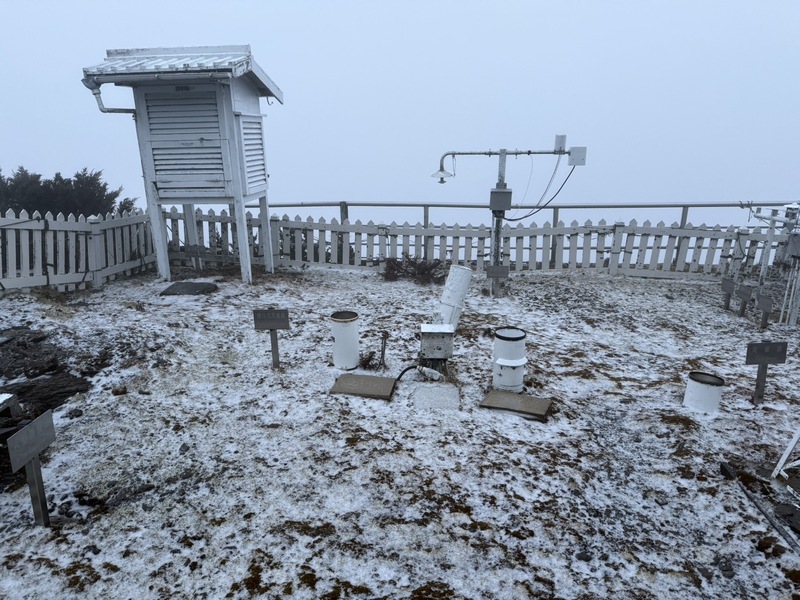 今天清晨玉山低溫來到0.3度,測站出現雨夾冰霰的景觀。圖/中央社