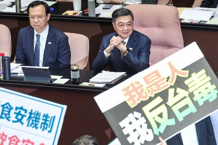 行政院長卓榮泰（右）14日赴立院提出中聯油脂事件，及對食安監管機制缺失檢討專案報告並備詢，國民黨立委占領發言台不讓卓上台，左為衛福部長石崇良。圖/中央社