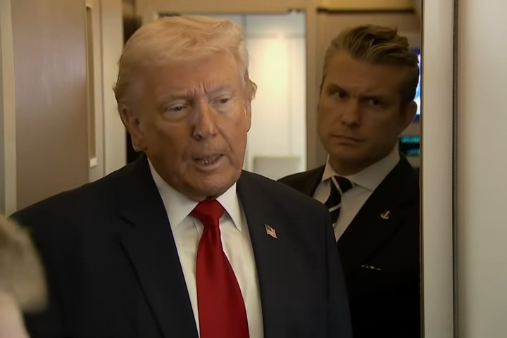 川普（左）在空軍一號上回答媒體提問。圖/取自News Nation《YouTube》官方頻道