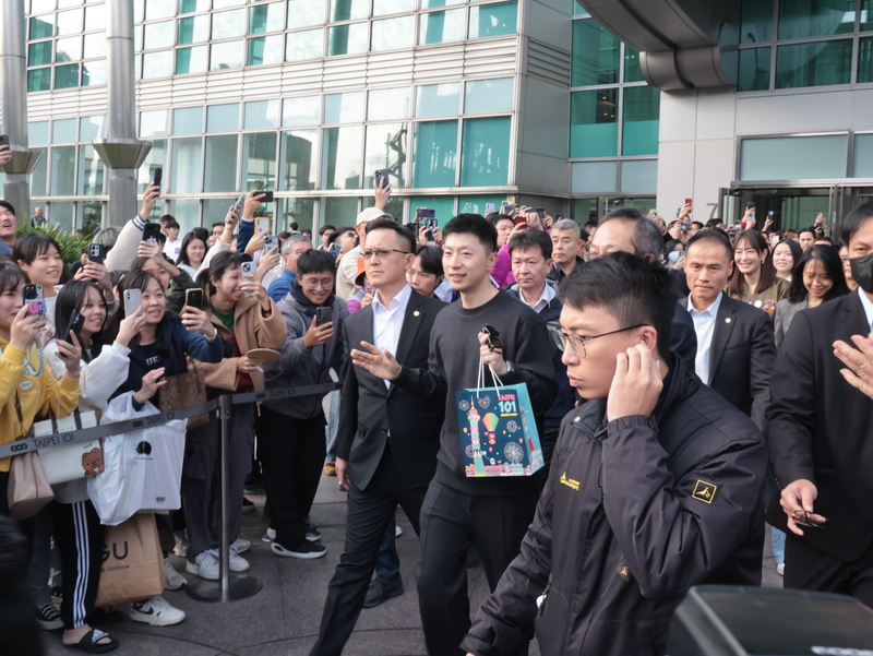 陸生團30日下午到訪台北101，奧運桌球金牌選手馬龍（中間持手提袋者）揮手與周邊球迷打招呼。圖/中央社