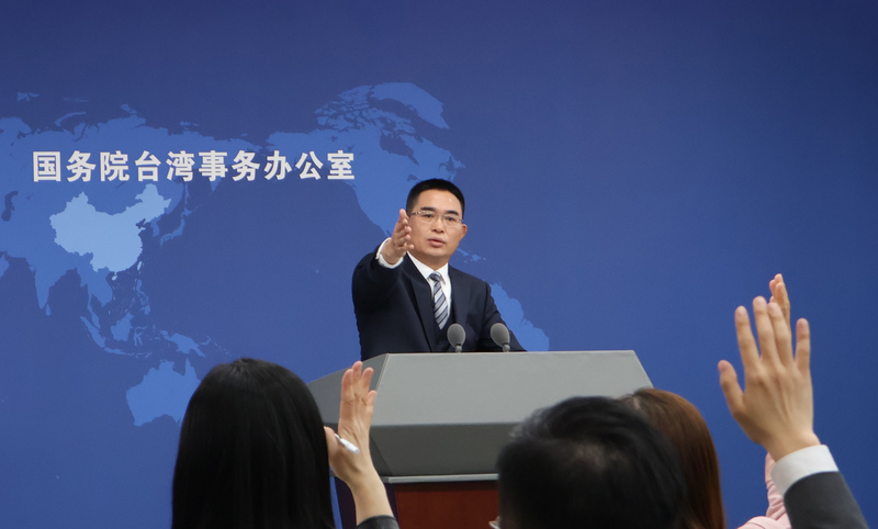 陸配網紅「亞亞在台灣」發表武統言論影片遭檢舉，移民署認定違反兩岸條例及相關規定，大陸國台辦發言人陳斌華表示，舉報者是「宵小之輩，雞鳴狗盜，為虎作倀，必遭嚴懲」。圖中央社