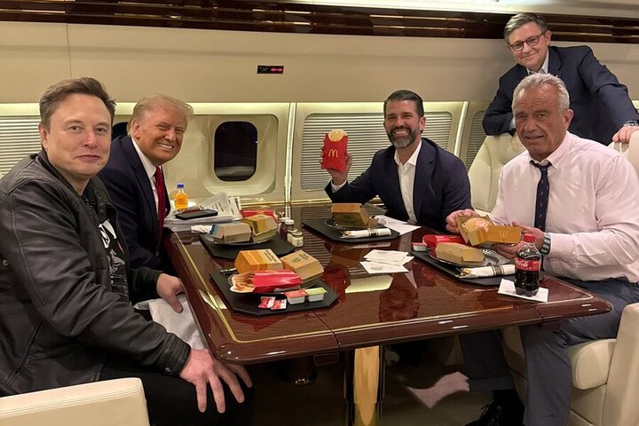 小川普公布的照片可見，川普（左二）、馬斯克（左一）、小羅勃甘迺迪（右）與小川普（左三）在「川普一號」上享用麥當勞大餐。圖／取自小川普《推特》