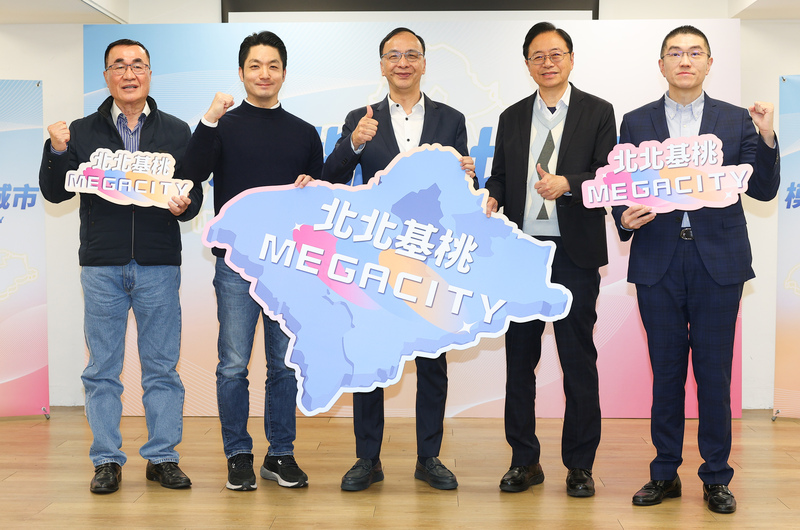 新北市長參選人李四川（左一）、台北市長蔣萬安（左二）、桃園市長張善政（右二）以及基隆市長謝國樑（右一）皆出席前國民黨主席朱立倫（中）所領軍的營隊。圖/中央社