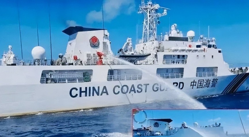 中菲海上衝突多年，圍繞仁礁的運補/反運補動作頻繁，雙方多年對此問題無解。圖為中方海警船對菲船發射水炮。圖／取自搜狐網