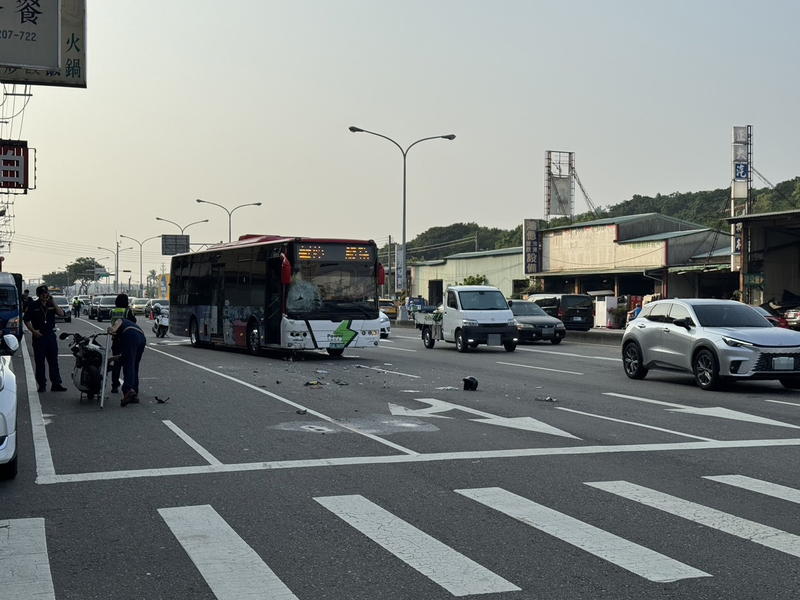 台中市烏日區中山路三段17日下午發生逆向機車和客運發生對撞,機車騎士當場倒地不起,送醫不治。圖/中央社