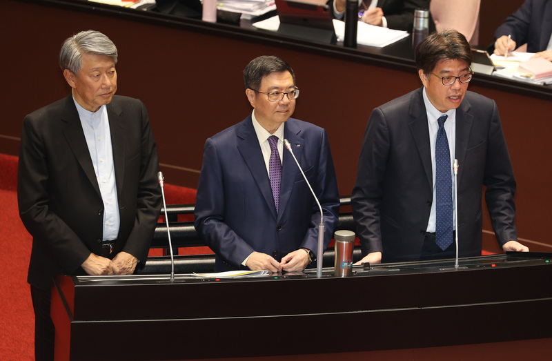 行政院長卓榮泰（中）31日赴立法院施政報告，與經濟部長郭智輝（左）、陸委會主委邱垂正（右）列席備詢；針對中國宣布對台134項產品中止適用ECFA關稅減讓，邱垂正表示，這種對台施壓、恐嚇的政治操作，只會扭曲兩岸經貿原本互惠互利發展方向，相關責任應由陸方全部負擔。 圖／中央社