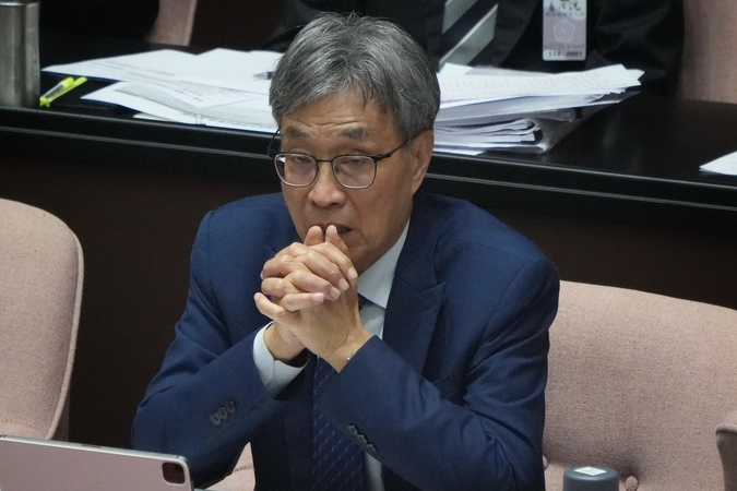 農業部長陳駿季11日表示，農業部正在積極追查芬普尼的來源，以釐清是來自雞隻飼料還是環境污染所致，預計「今天或明天應該就會有結果」。圖/中央社