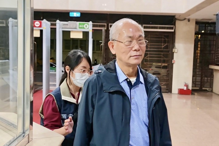 中石化子公司鼎越開發購買京華城土地涉嫌違反證交法，檢察官今天（27日）凌晨諭令中石化前董事長林克銘新台幣500萬元交保。