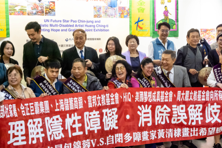 向生命鬥士致敬！「腦麻女孩」包錦蓉自傳發行、「自閉多障畫家」黃清棣獲熱愛生命獎章