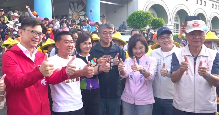 苗栗縣通霄鎮白沙屯拱天宮媽祖15日與高雄旗山天后宮媽祖聯袂遶境旗山街區,賴瑞隆(前左)與國民黨立委柯志恩(前右3)同框,高雄市副市長李懷仁(前右4)等人出席。圖/高雄市政府提供