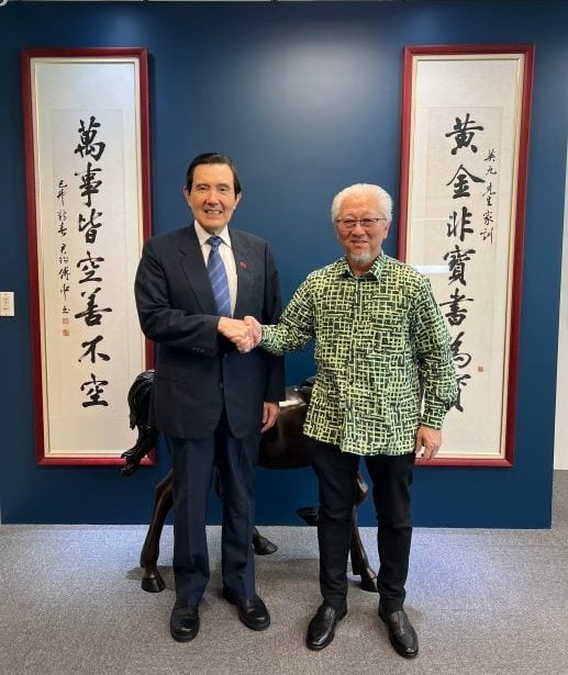 前總統馬英九日前接受馬來西亞星洲日報總編輯郭清江（右）專訪，提到面對統一，如果手段不和平、過程不民主，台灣人不會接受。圖／取自星洲網