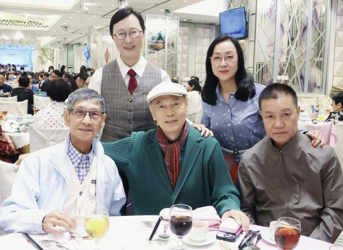 羅家英(前排中)30日凌晨悲慟發文悼念恩師劉洵(前排左1)。圖/取自羅家英IG