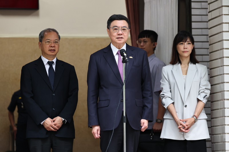 行政院長卓榮泰（前中）18日赴立法院施政報告及備詢，會前與行政院祕書長龔明鑫（前左）、行政院發言人李慧芝（前右）接受媒體聯訪。圖／ 中央社