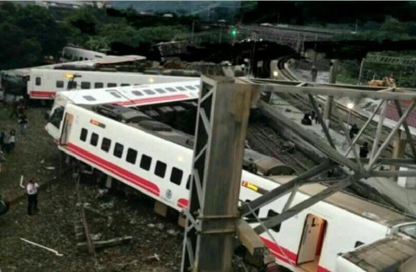圖為2018年10月21日下午台鐵6432次普悠瑪自強號，由樹林開往台東，卻在宜蘭蘇澳新馬站前出軌翻覆，奪走18條人命。圖/取自國道公路警察局臉書