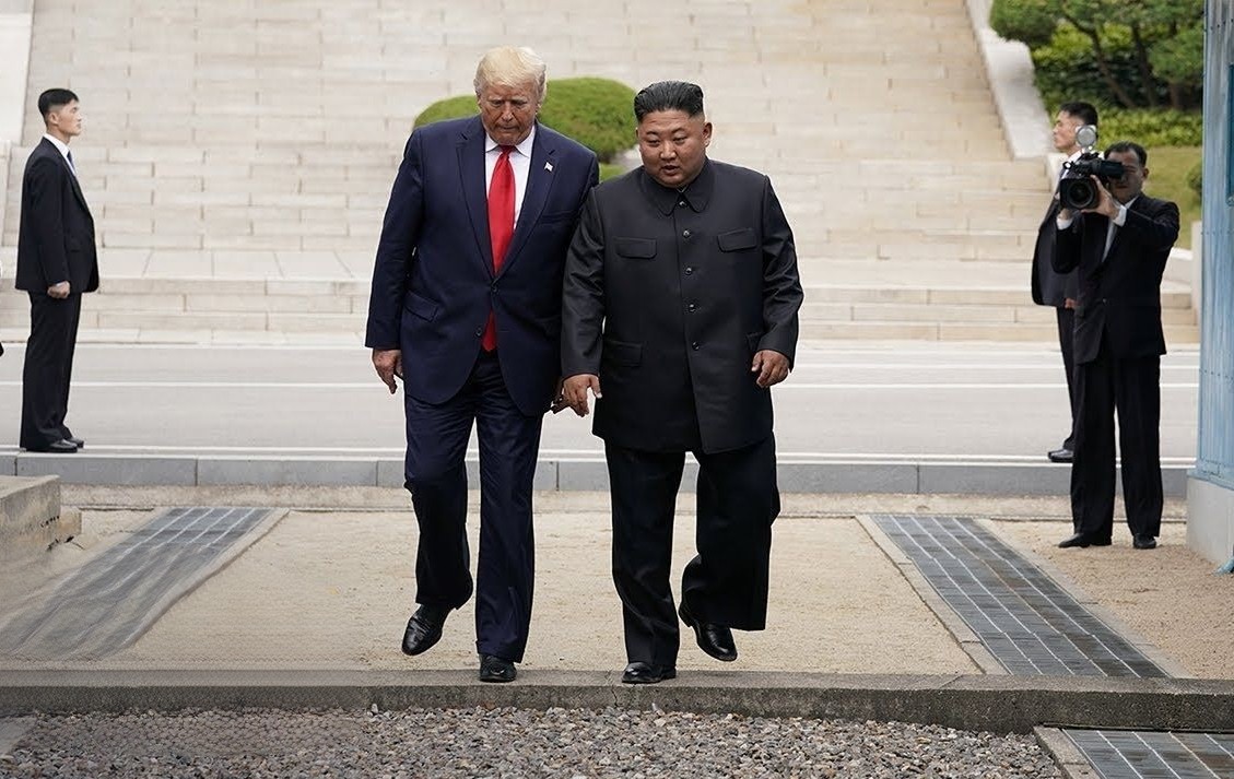 川普第一任期與北韓領導人金正恩曾舉行過兩場高峰會，圖為2019年6月30日，川普在板門店的非軍事區與金正恩會面。圖/翻攝自TODAY YouTube頻道