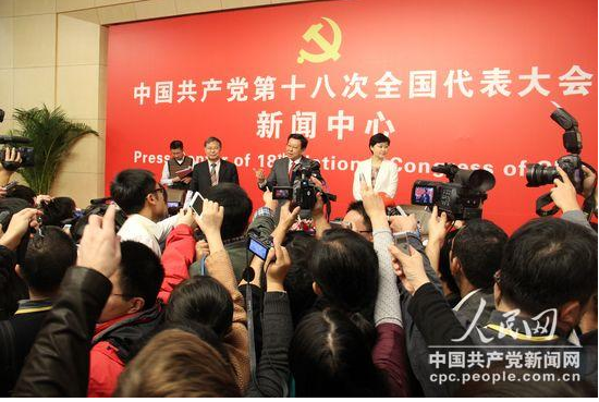 2012年11月10日的中共十八大記者會上，時任商務部長陳德銘點名台灣的捷運、機場跟南部公路等交通建設相對落後。圖/取自人民網