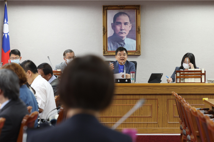 立法院司法及法制委員會11日舉行「法院組織法有關司法公開透明修正立法之探討」公聽會，輪值召委、民進黨立委莊瑞雄（後右2）主持會議。圖/中央社