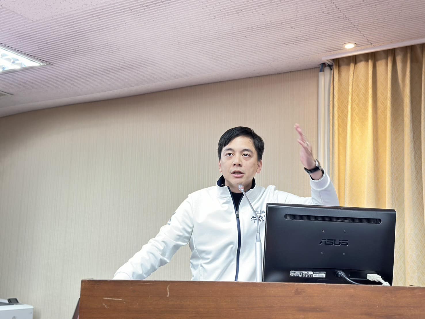 國民黨立委牛煦庭表示，新會期將會爭取恢復遭取消的七天國定假日。圖/取自牛煦庭臉書