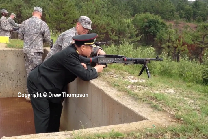 2012年訪美期間,張又俠前往本寧堡(Fort Benning)時,親自試射了M240機槍。圖/取自取自Drew Thompson(唐安竹)Substack頻道