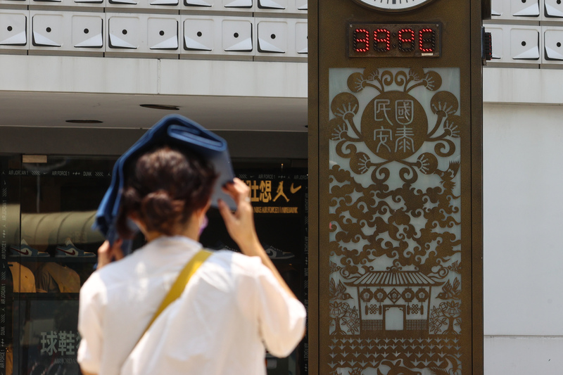 今各地天氣仍高溫炎熱，雙北為橙色燈號，有連續3天出現攝氏36度高溫的機率。圖為台北市街頭溫度計顯示氣溫達攝氏39度。中央社