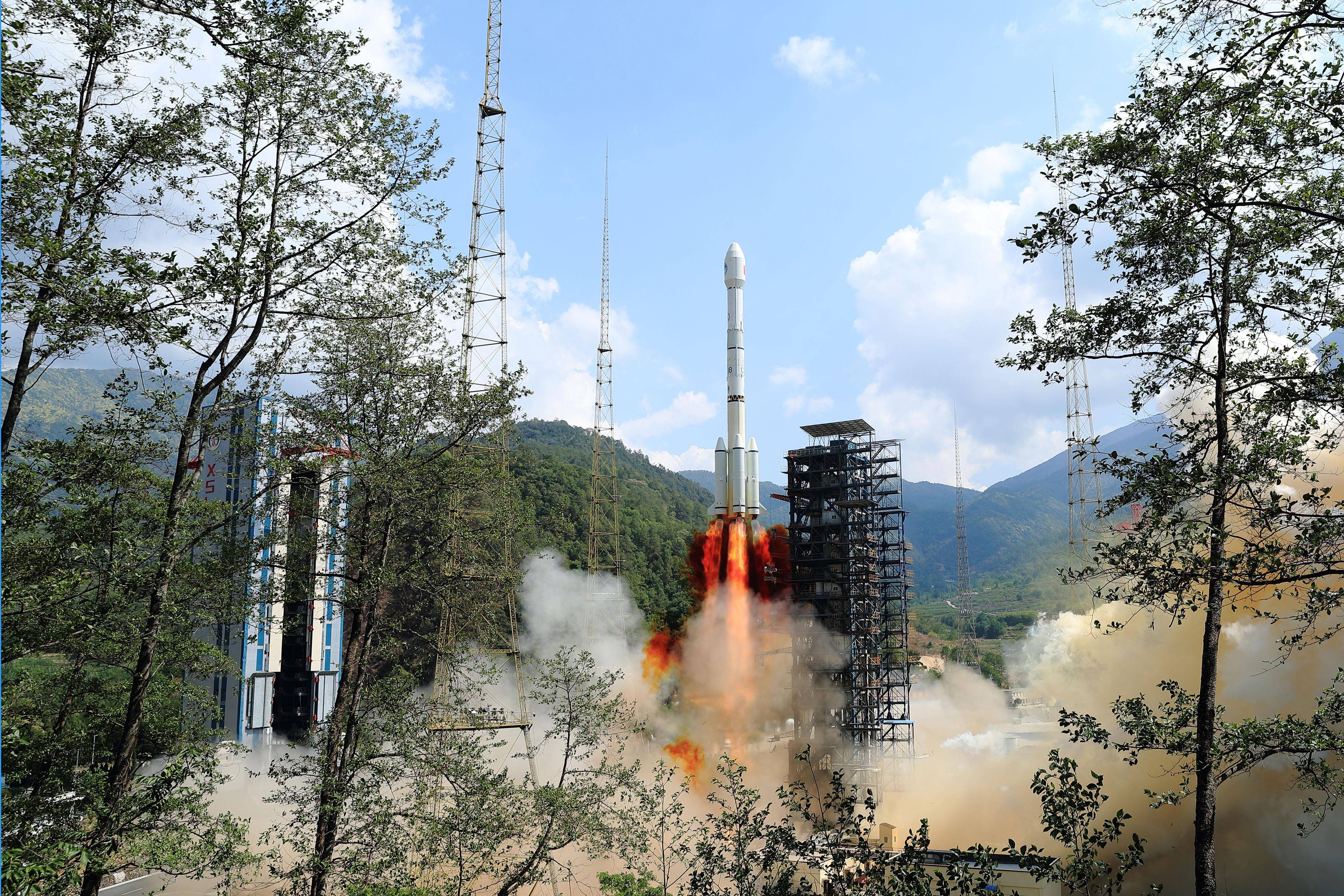 大陸北斗衛星發展迅速，如今已不輸GPS，圖為去年5月17日大陸在西昌衛星發射中心，用長征三號乙運載火箭成功發射第56顆北斗導航衛星。圖／取自搜狐