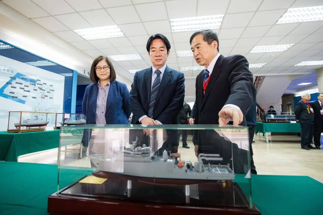 總統當選人賴清德（中）9日視察海鯤號潛艦時指示，加速建造國產潛艦。圖/取自賴清德臉書