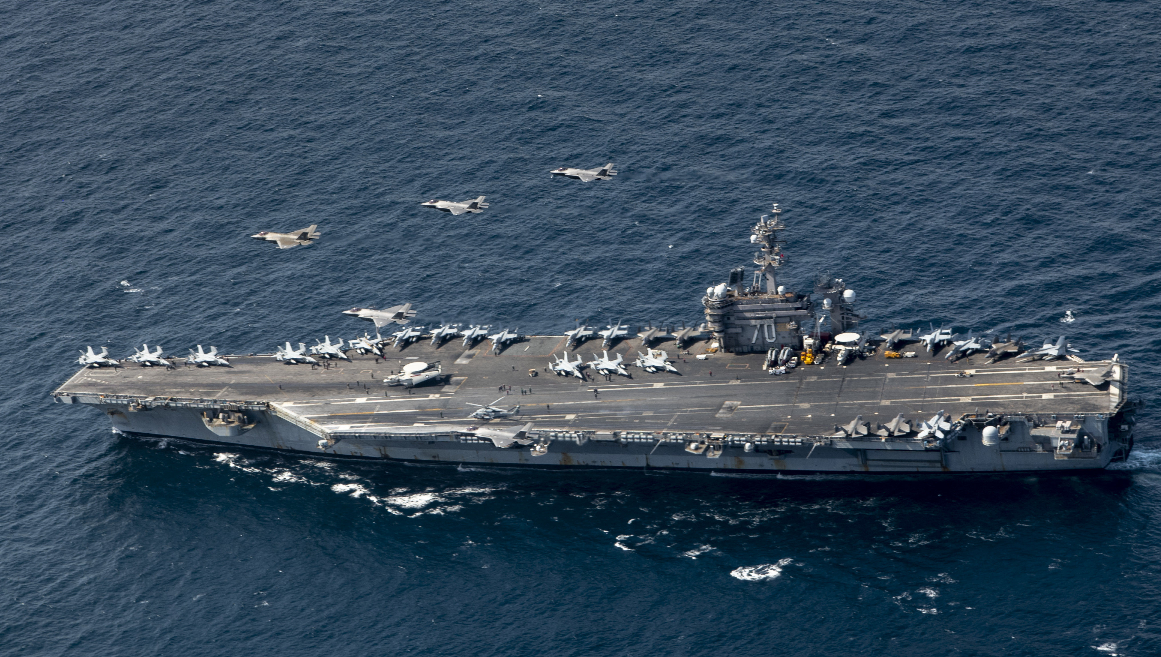 2025年3月13日，在「自由之盾2025」聯合演習中，來自美國空軍、美國海軍和韓國空軍的F-35 II 戰機在航空母艦卡爾文森號上起降。圖/取自駐韓美軍司令部