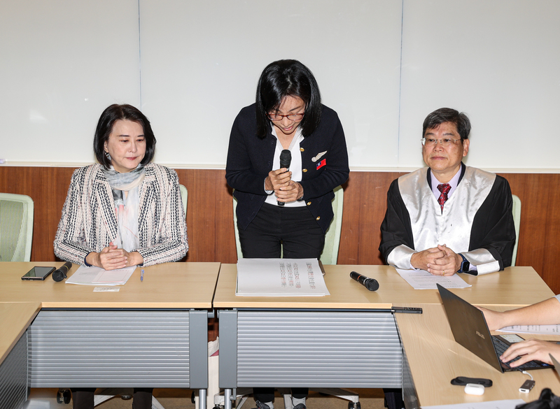 前中國小姐張淑娟（中）27日控訴遭媒體人周玉蔻利用媒體霸凌。圖／中央社