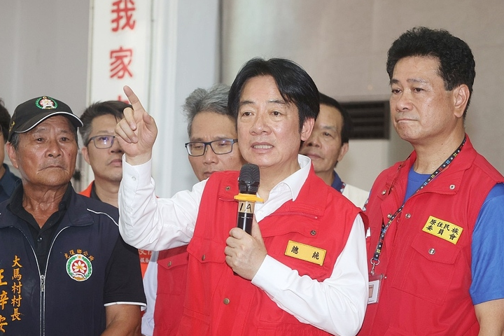圖為總統賴清德（前右2）25日到花蓮勘災，並前往馬太鞍教會關心受災民眾的畫面。圖/中央社