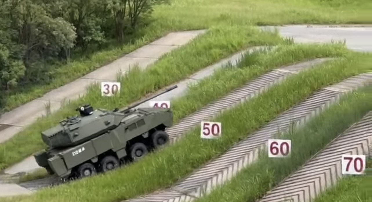 105公厘輪型戰車,爬坡順暢。圖/取自國防部發言人臉書