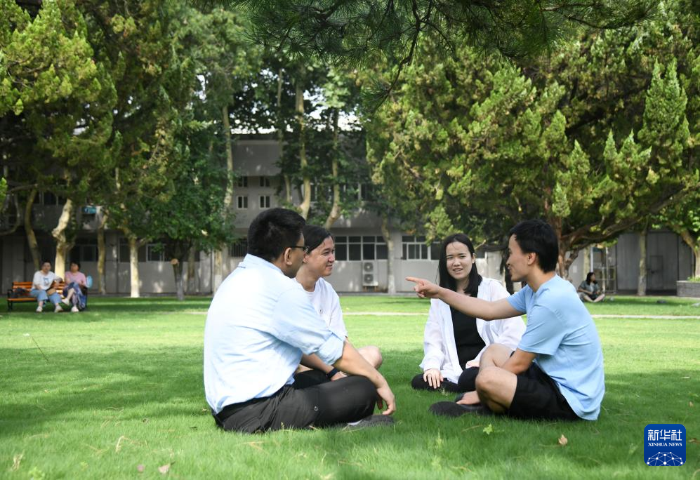 教育部禁止國內大學與包括西北工業大學在內的「國防七子」交流。圖為西北工業大學哈薩克斯坦分校學生在位於西安的西工大校園內交流。圖/取自新華社