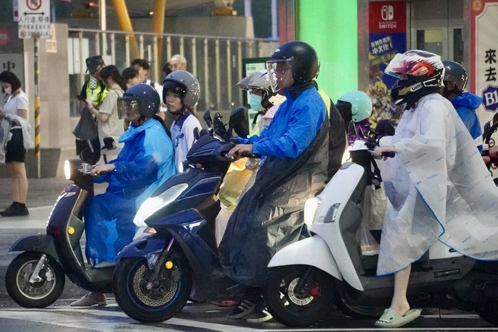 本周2波東北季風水氣增多　元宵節全台有雨