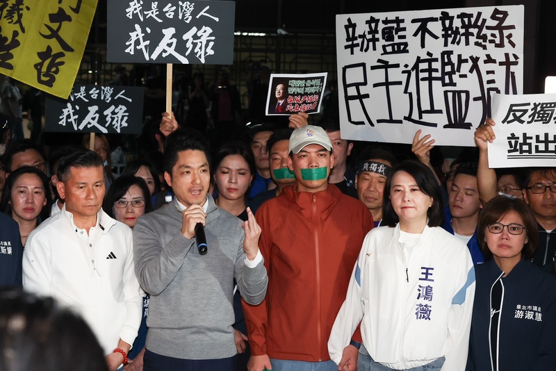 台北市長蔣萬安（前左2）昨（17日）晚響應國民黨主席朱立倫號召，前往北檢前聲援抗議行動。蔣萬安說，與其讓執政者用不公不義手段危害台灣，立院應推動倒閣，游盈隆認為蔣萬安是「開了革命的第一槍」。圖／中央社
