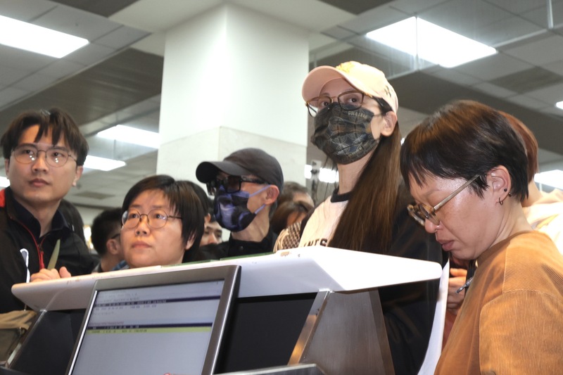 陸配劉振亞（右2），晚間到台北松山機場搭機離境。圖/中央社