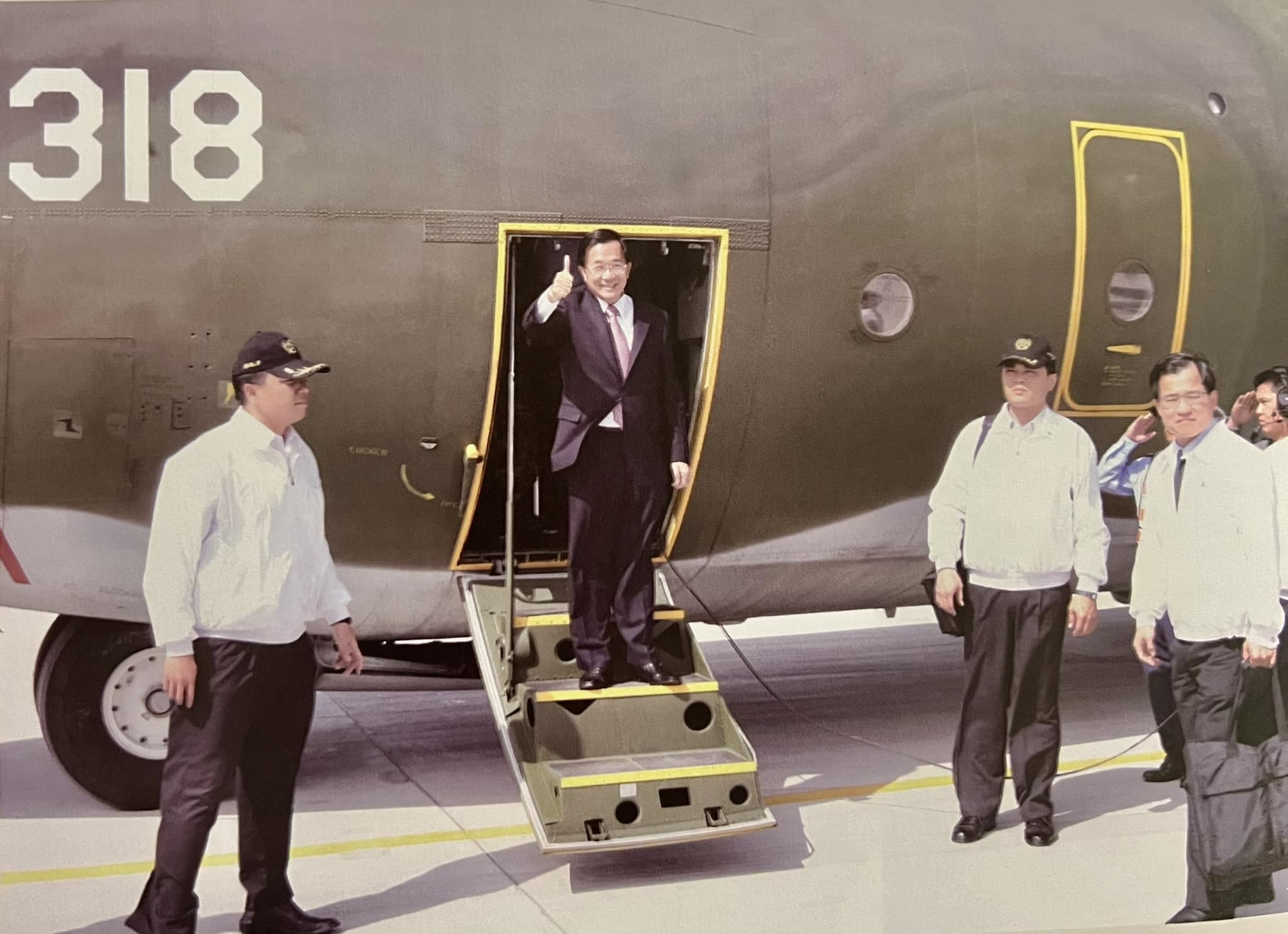 時任總統陳水扁2008年2月2日搭乘C130運輸機巡視太平島，宣示主權並發表《南沙倡議》。圖/取自陳水扁新勇哥物語臉書 