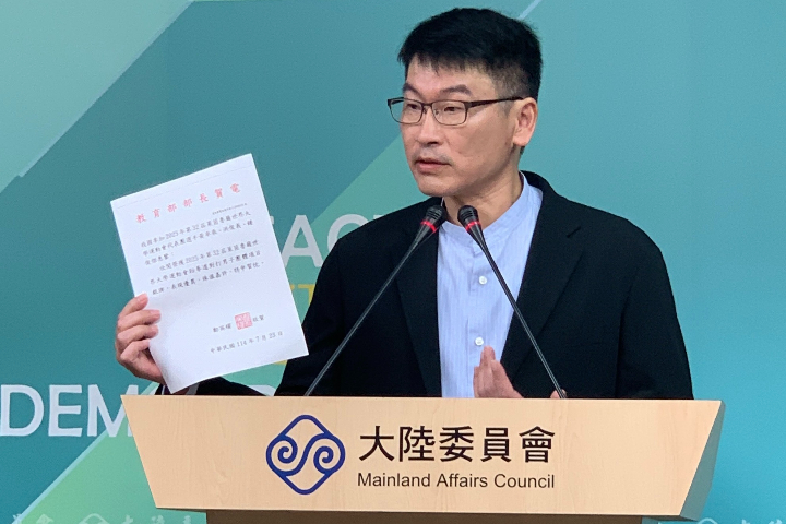 陸委會副主委梁文傑今天（24日）亮出遭到陸方搶奪的世大運賀電原文稱，上頭寫「中華民國」四字引陸方不滿。圖/記者高陸攝