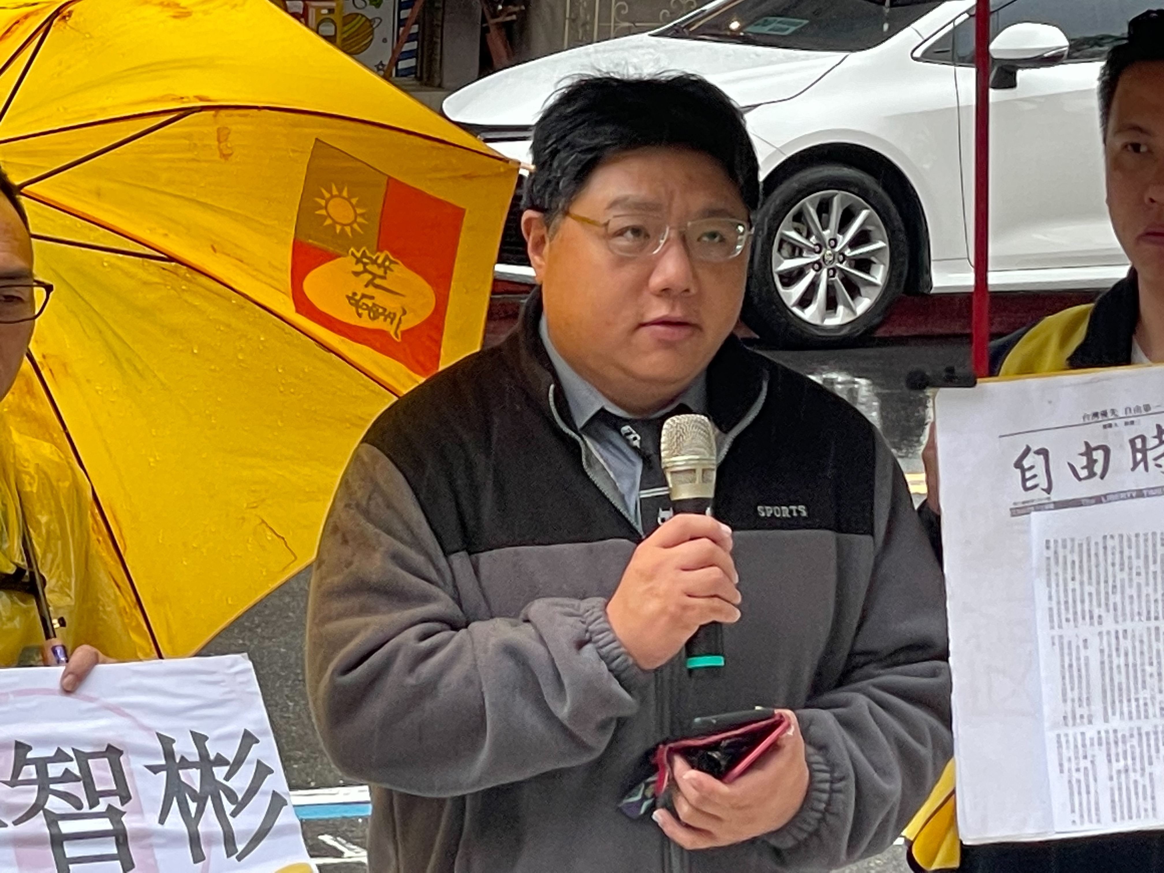 律師王瀚興10日表示移民署要求陸配補繳喪失原戶籍證明的公證書，於法站不住腳。圖/記者梁鴻欣攝