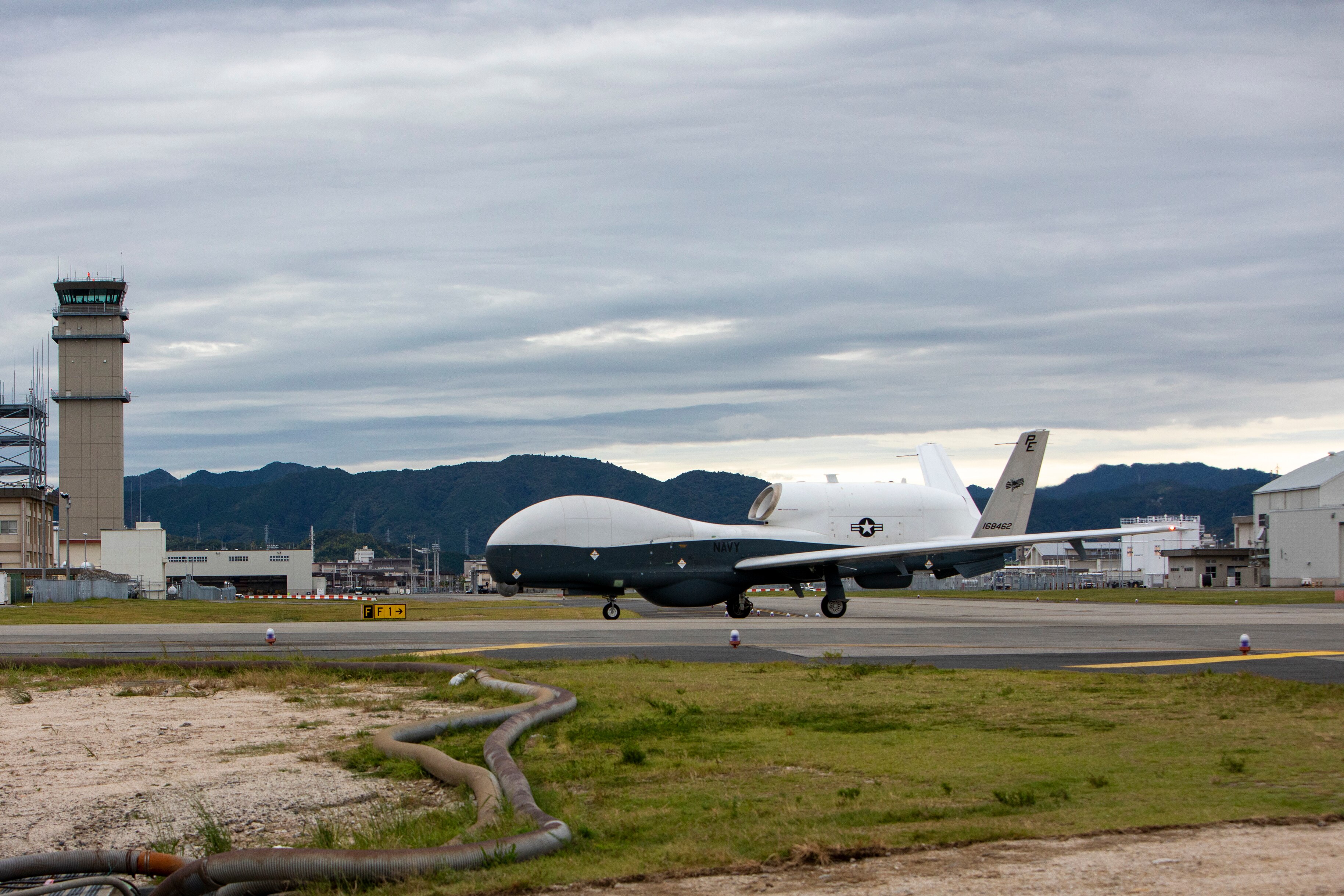 2022年10月5日，一架隸屬美國海軍MQ-4C準備從日本岩國海軍陸戰隊航空站 (MCAS) 的航線起飛。圖/取自U.S. Navy官網