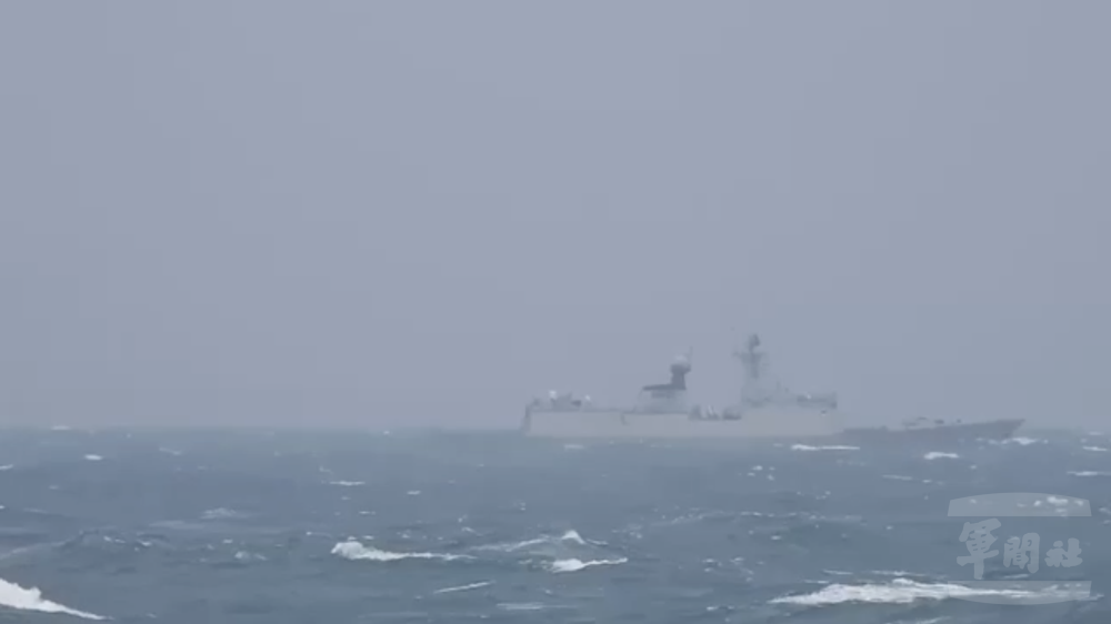 班超軍艦（1108）監控荊州艦（532）畫面（班超軍艦拍攝）。圖／取自國防部