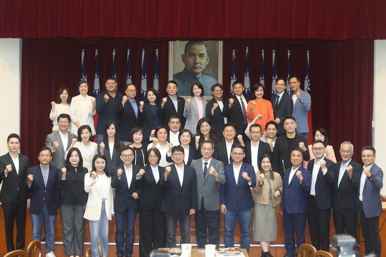 當選後首個行程！鄭麗文拜會藍黨團：2026贏回南高屏、2028立院過半