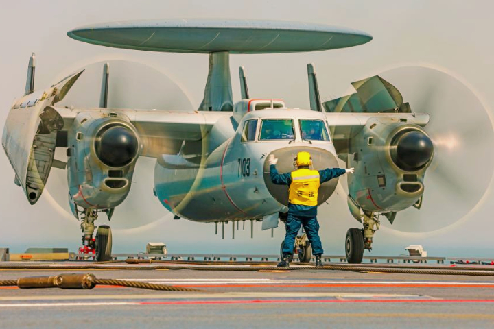 電磁巨獸出航！福建艦首度全型艦載機彈射起降　重塑西太平洋戰略格局