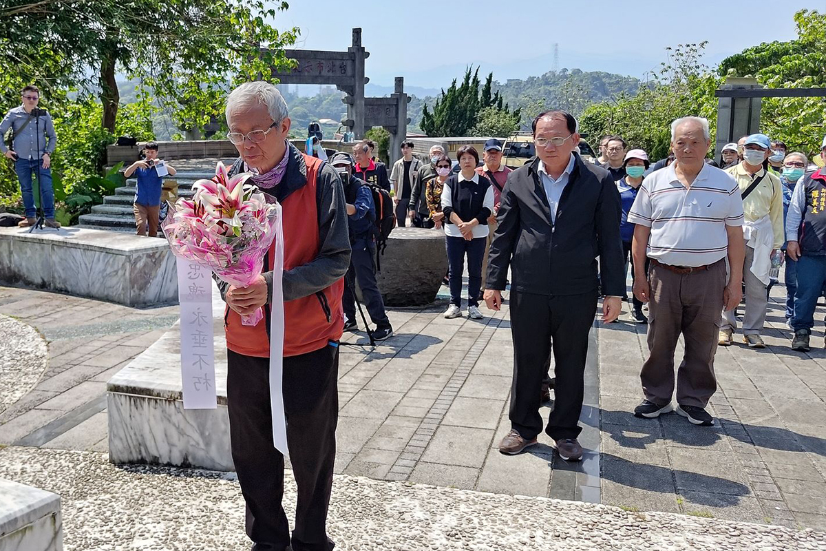 白色恐怖政治受難人史庭輝26日參與六張犁春祭並代表獻花，右一是另位政治受難者丁振隆。圖/台灣地區政治受難人互助會提供